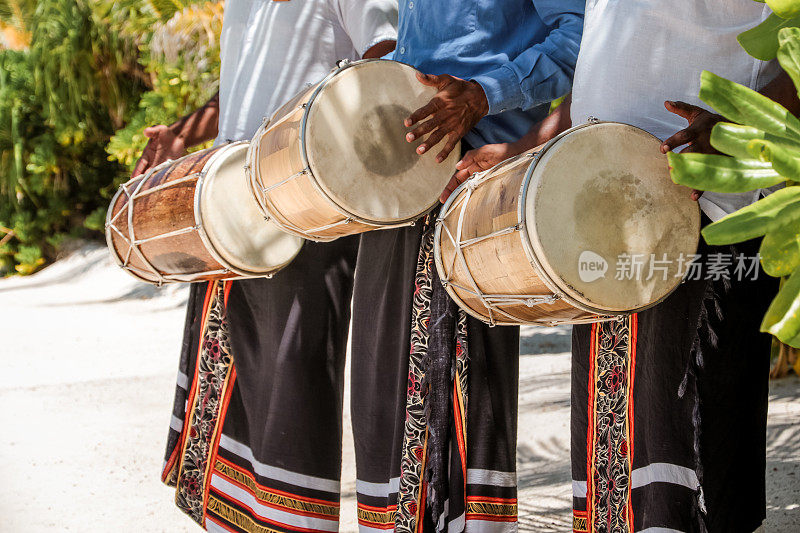 马尔代夫的Bodu Beru鼓在海滩上演奏